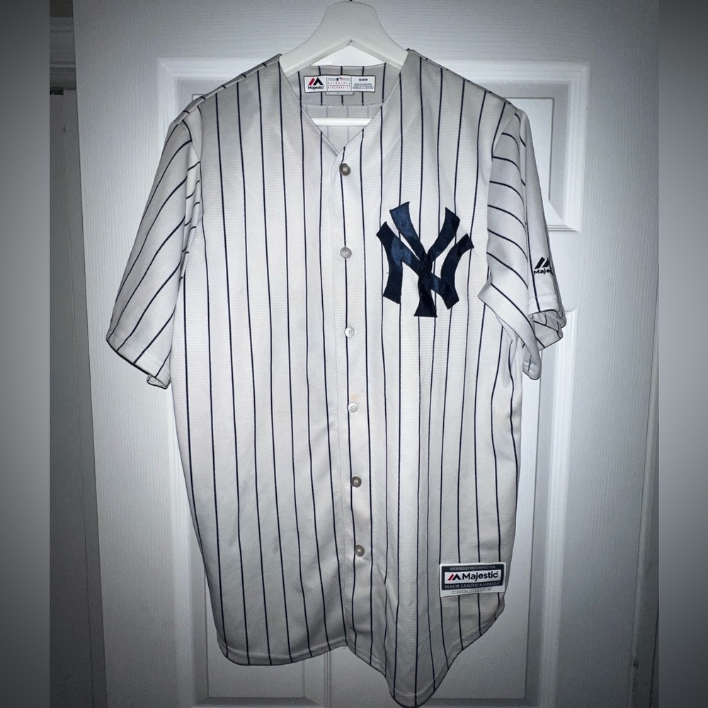 USED- New York Yankees jersey by Majestic- Size M